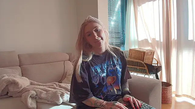 tattoobbgirl online show from May 16, 2026, 4:17 pm