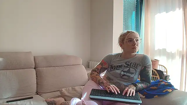 tattoobbgirl online show from June 12, 2026, 3:55 pm