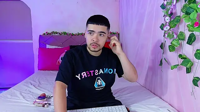 Snapshot of _mia_and_mike_ chatting on September 17, 2025, 1:02 pm  mia and mike  online show from September 17, 2025, 1:02 pm