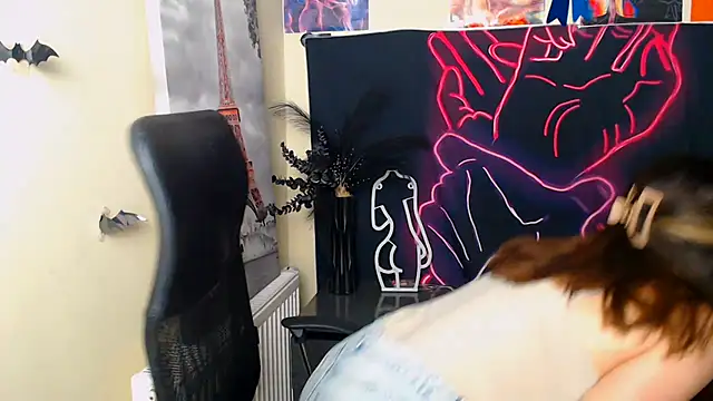 VanessaRey  online show from June 18, 2026, 6:24 am