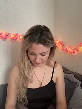 Snapshot of mollygirll chatting on October 14, 2025, 9:32 am mollygirll online show from October 14, 2025, 9:32 am