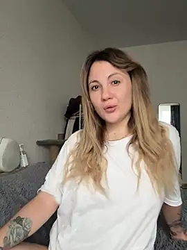 Snapshot of mollygirll chatting on November 18, 2025, 11:03 am mollygirll online show from November 18, 2025, 11:03 am