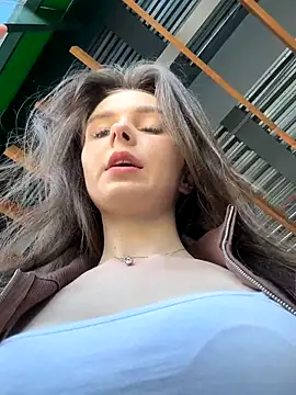 Snapshot of MilaBee chatting on September 18, 2025, 8:27 am MilaBee online show from September 18, 2025, 8:27 am