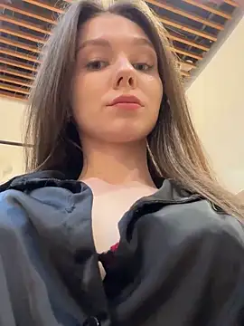 Snapshot of MilaBee chatting on October 20, 2025, 8:59 am MilaBee online show from October 20, 2025, 8:59 am