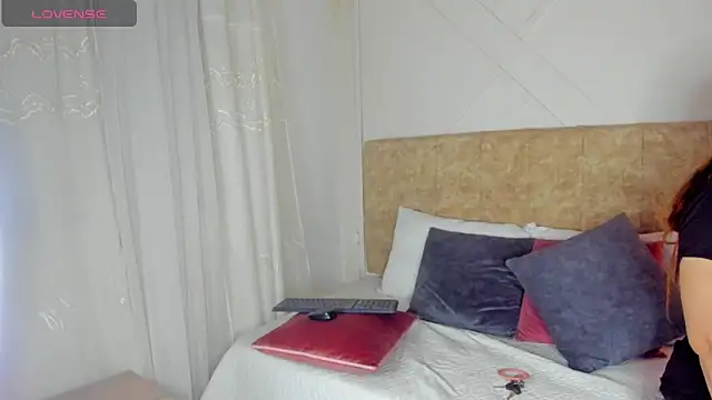 angelinarouse  online show from October 7, 2025, 2:42 am