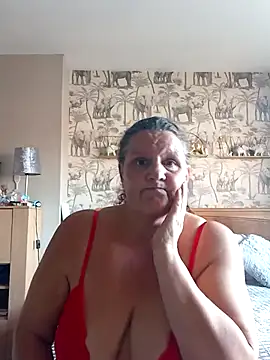 Snapshot of MissQueenBeex chatting on March 19, 2025, 2:35 pm MissQueenBeex online show from March 19, 2025, 2:35 pm