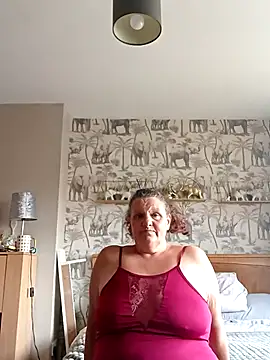 Snapshot of MissQueenBeex chatting on March 21, 2025, 9:12 am MissQueenBeex online show from March 21, 2025, 9:12 am