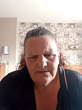 Snapshot of MissQueenBeex chatting on March 22, 2025, 3:20 pm MissQueenBeex online show from March 22, 2025, 3:20 pm