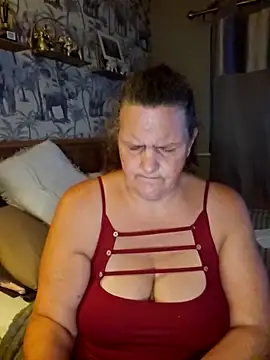 Snapshot of MissQueenBeex chatting on September 8, 2025, 7:13 pm MissQueenBeex online show from September 8, 2025, 7:13 pm