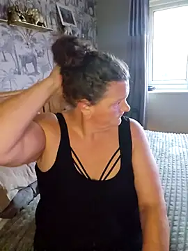 Snapshot of MissQueenBeex chatting on September 19, 2025, 5:24 pm MissQueenBeex online show from September 19, 2025, 5:24 pm