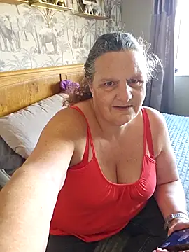 Snapshot of MissQueenBeex chatting on September 24, 2025, 10:18 am MissQueenBeex online show from September 24, 2025, 10:18 am