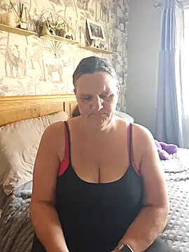 Snapshot of MissQueenBeex chatting on September 30, 2025, 1:38 pm MissQueenBeex online show from September 30, 2025, 1:38 pm