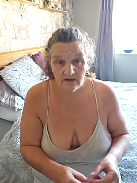 Snapshot of MissQueenBeex chatting on October 12, 2025, 12:15 pm MissQueenBeex online show from October 12, 2025, 12:15 pm