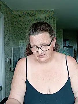 MissQueenBeex online show from May 12, 2026, 2:36 pm