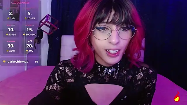 Snapshot of goth_minerva chatting on October 21, 2025, 1:45 pm goth minerva online show from October 21, 2025, 1:45 pm