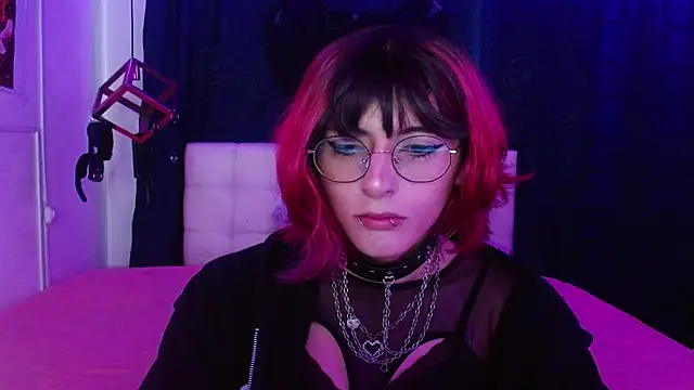 Snapshot of goth_minerva chatting on October 22, 2025, 1:33 pm goth minerva online show from October 22, 2025, 1:33 pm