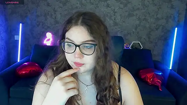 LuxSopphia online show from February 22, 2026, 7:56 pm