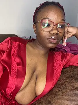 YummyMelanin117 online show from May 4, 2026, 1:18 pm