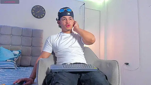 samxx muscle online show from December 21, 2025, 1:07 pm