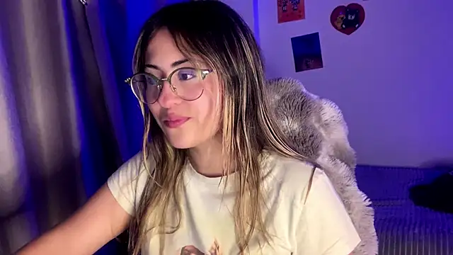 Snapshot of emma__bell_ chatting on October 23, 2025, 10:52 pm emma  bell  online show from October 23, 2025, 10:52 pm