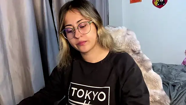 emma  bell  online show from November 13, 2025, 11:47 pm