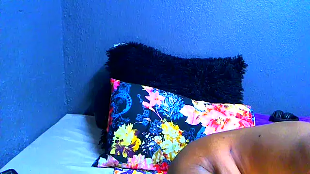 SMALLBOOBSXX online show from June 19, 2026, 5:12 am