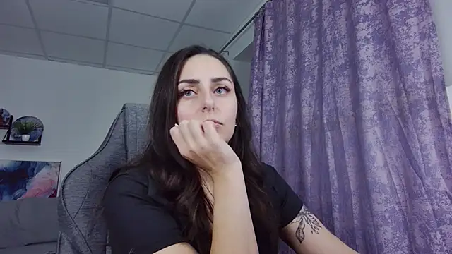 ValeriiMills online show from November 24, 2025, 2:28 pm