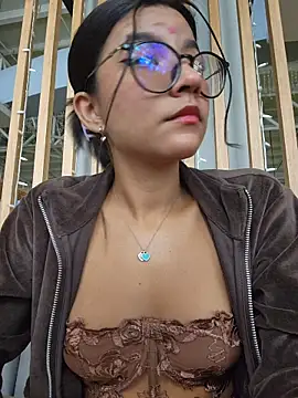 Pretty roxxyy online show from November 28, 2025, 1:36 pm