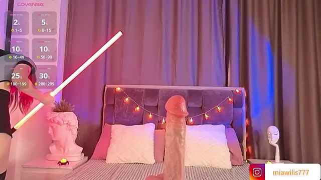 Snapshot of MiaWillis_ chatting on October 24, 2025, 10:00 am MiaWillis  online show from October 24, 2025, 10:00 am