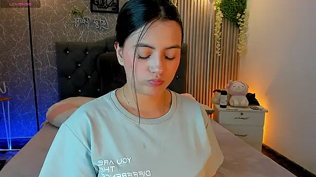 mialeia01 online show from February 5, 2026, 7:40 pm