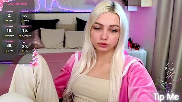 LinaLirian online show from October 15, 2025, 7:08 am