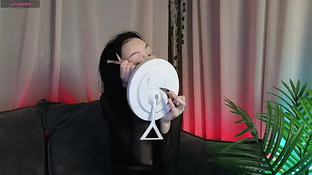  holly berry  online show from September 12, 2025, 1:28 am