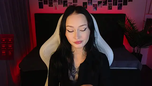  holly berry  online show from September 13, 2025, 1:27 am