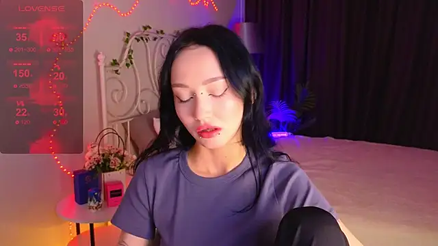 Snapshot of _holly_berry_ chatting on September 29, 2025, 1:44 am  holly berry  online show from September 29, 2025, 1:44 am