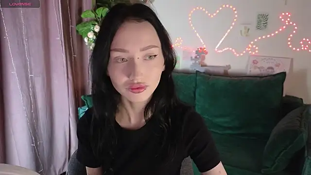 Snapshot of _holly_berry_ chatting on October 5, 2025, 1:37 am  holly berry  online show from October 5, 2025, 1:37 am