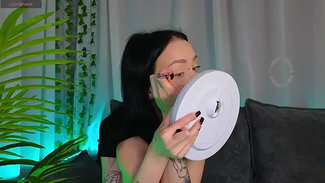 Snapshot of _holly_berry_ chatting on October 12, 2025, 1:26 am  holly berry  online show from October 12, 2025, 1:26 am