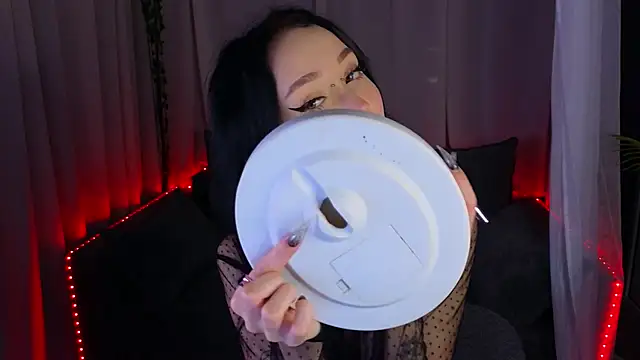 Snapshot of _holly_berry_ chatting on October 25, 2025, 1:35 am  holly berry  online show from October 25, 2025, 1:35 am