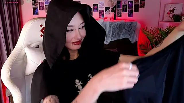 Snapshot of _holly_berry_ chatting on October 29, 2025, 2:14 am  holly berry  online show from October 29, 2025, 2:14 am