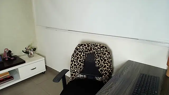 Snapshot of _Victoria_Collins chatting on October 28, 2025, 11:03 am Victoria Collins online show from October 28, 2025, 11:03 am