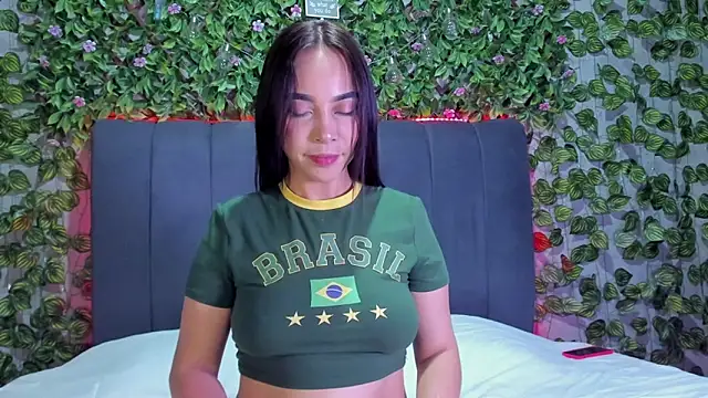 Snapshot of evelin_33 chatting on October 6, 2025, 9:23 pm evelin 33 online show from October 6, 2025, 9:23 pm