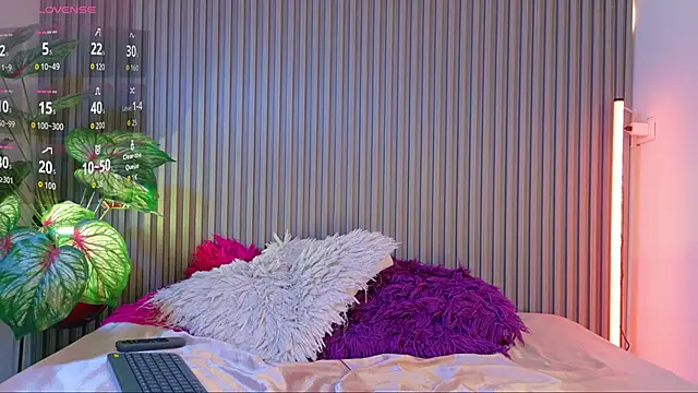 Luna maithe1 online show from September 18, 2025, 12:29 pm