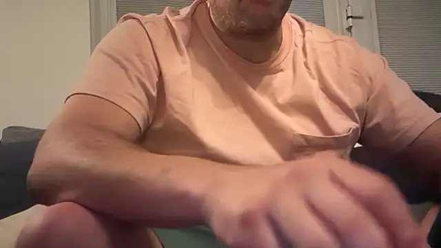 Snapshot of CloudyMuscleBeefy chatting on April 9, 2026, 6:19 am CloudyMuscleBeefy online show from April 9, 2026, 6:19 am