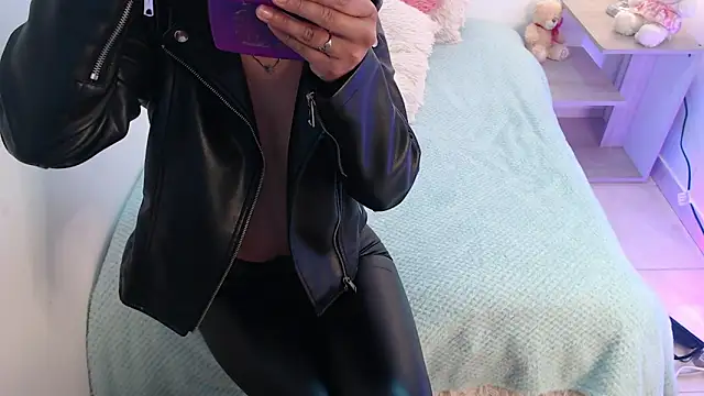 renataj online show from November 3, 2025, 7:04 pm