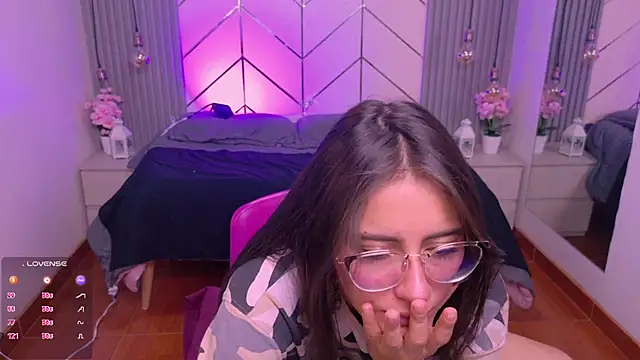 alesiamoore online show from July 1, 2026, 3:34 pm