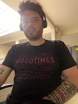 uto857 online show from November 18, 2025, 8:35 pm