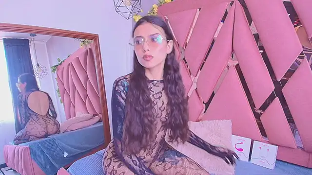 viollettaa  online show from September 12, 2025, 7:03 pm