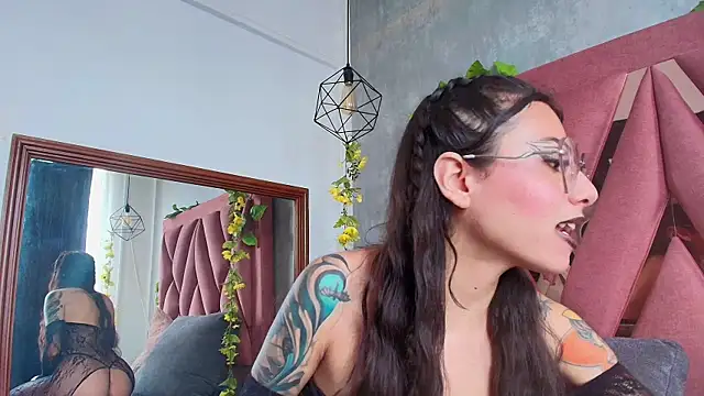 viollettaa  online show from May 2, 2026, 7:30 pm