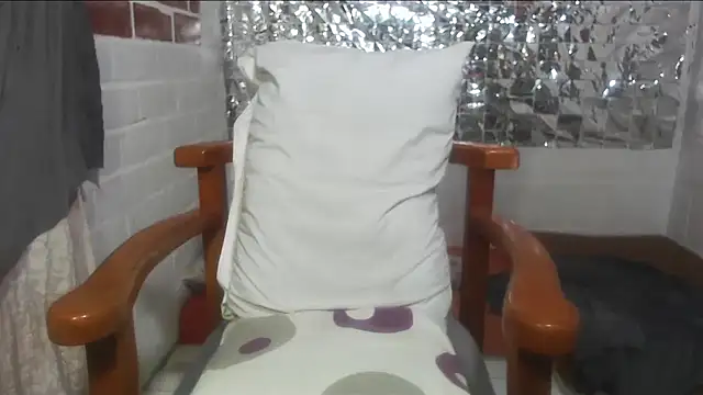 Snapshot of rose-crystal chatting on October 4, 2025, 11:36 pm rose-crystal online show from October 4, 2025, 11:36 pm