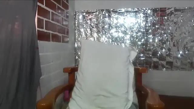 Snapshot of rose-crystal chatting on October 22, 2025, 1:44 pm rose-crystal online show from October 22, 2025, 1:44 pm