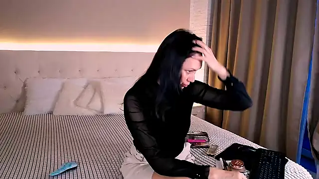 MonikaBelachi online show from November 18, 2025, 4:50 am